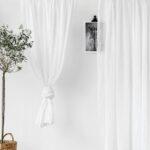 Transparenter, durchscheinender Vorhang in weiß